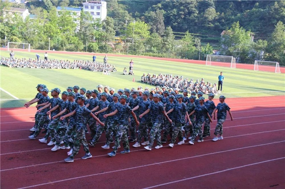 軍訓匯演五峰高級中學2019級新生軍訓匯演勝利閉幕