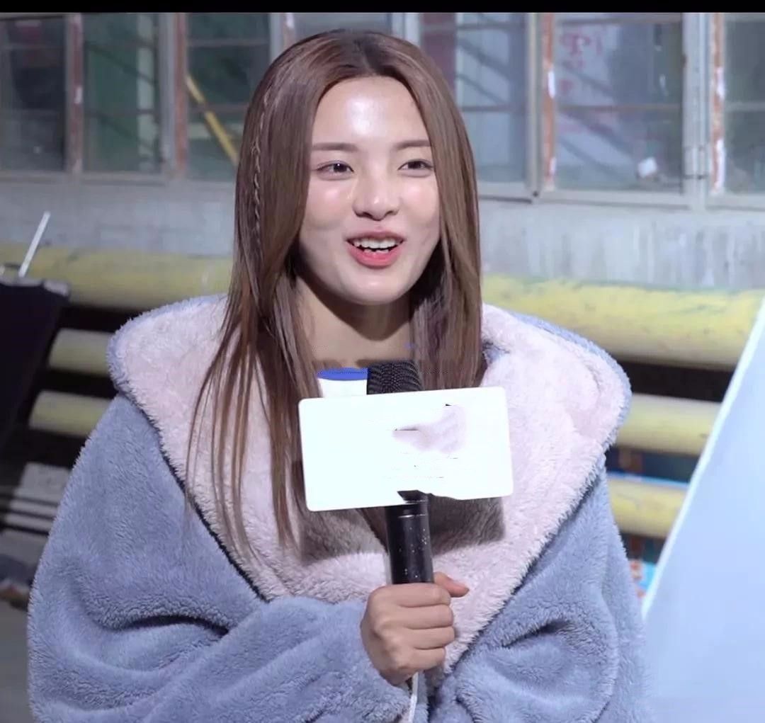 杨超越受邀采访摄影师忘开滤镜脸型臃肿似换了一个人