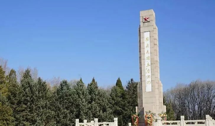 隆化县的董存瑞烈士纪念馆新馆建在董存瑞烈士陵园旁,实践队分别前往