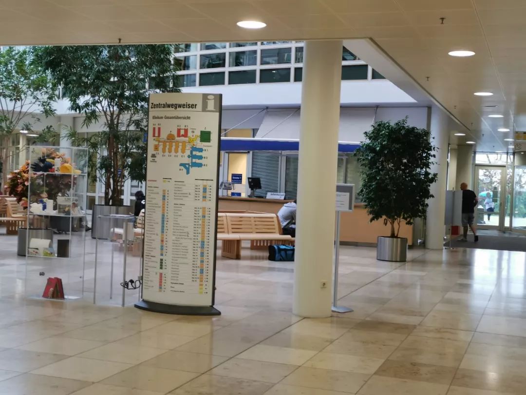 1.雷根斯堡大学医院在主楼大厅一楼设有问询处(information desk).