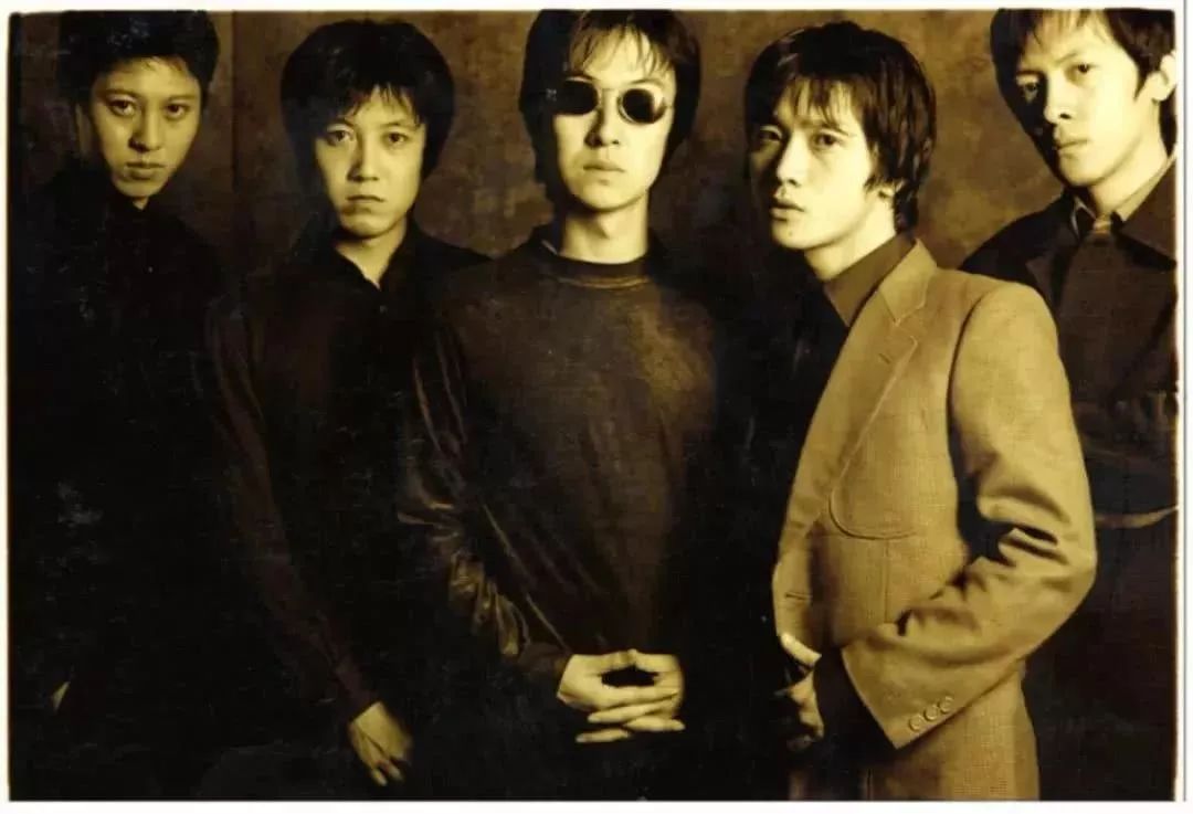 他那里结识了一群志同道合的朋友,组建清醒乐队,并担任主唱.