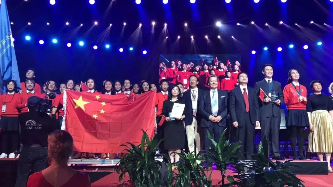 你在领奖台上的笑脸实在是太美了看颁奖视频你在哪
