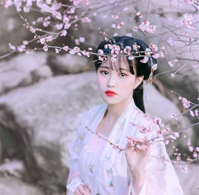 绝美反派女配重生男主直接黑化把她宠成白月光不料女主变疯了