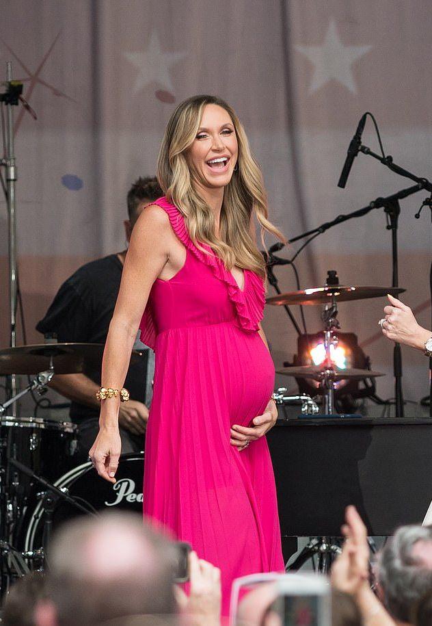 劳拉也和伊万卡一样,不是那种甘心当家庭主妇类型的女人,衣品一直以来