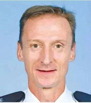他叫庄定贤,是当年香港回归时留下来的英国籍警察之一.