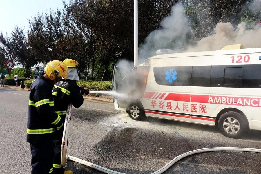 岳阳洞庭湖桥上120急救车突起火119紧急驰援