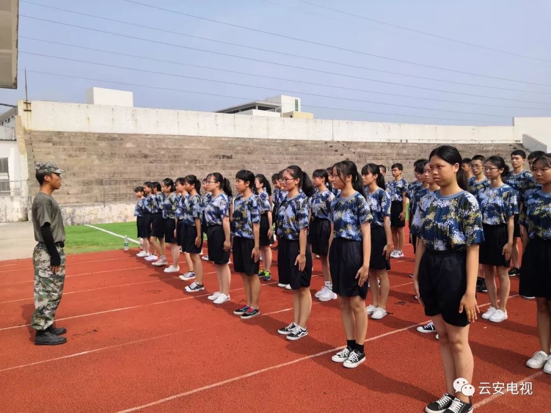 今天云安中学军训正式拉开帷幕800多名新生开启高中生活新征程