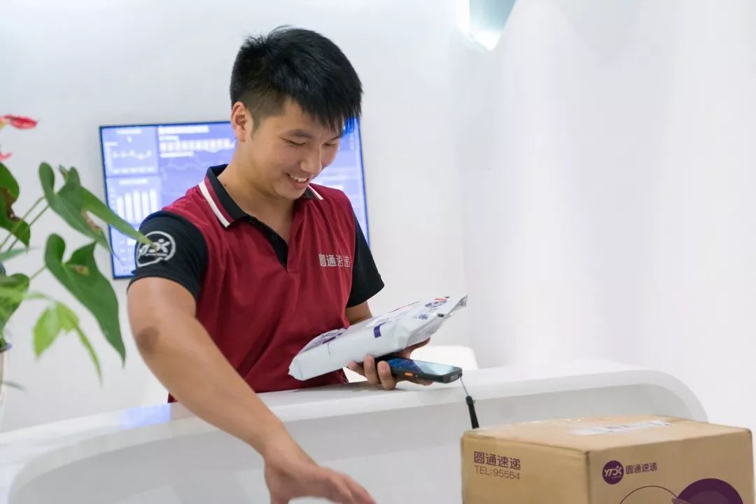 万元快件地址写错圆通小哥这个举动太暖