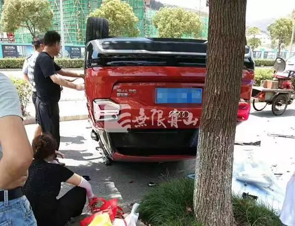 舟山一轿车失控冲上非机动车道,当街翻车,轮胎飞出几米,女司机表示