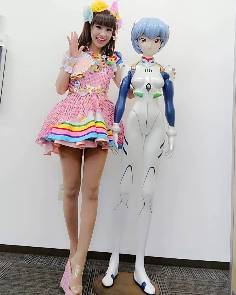 日本50岁美魔女cos16岁女高中生,这大长腿毫无违和感!_尾崎