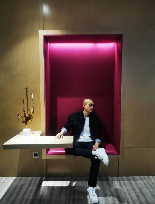 张一山罕见晒九宫格光头戴墨镜翘二郎腿造型又痞又帅