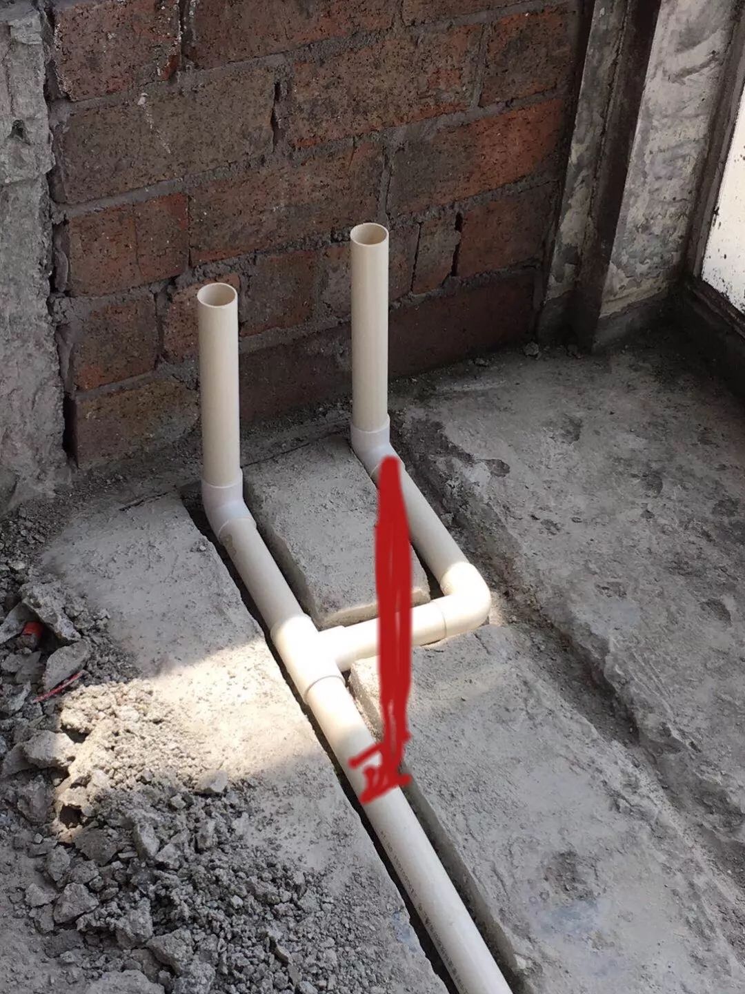 厨房要不要装地漏不是你我决定的,是由原来土建怎么预留的下水管决定
