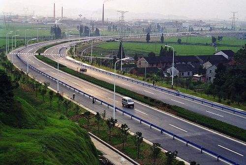 1993年,12 月 14 日104国道"南连北建"工程建成通车,这是浙江省第一