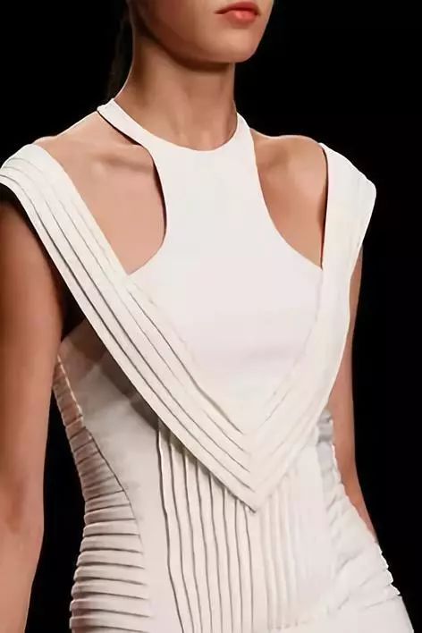 服装分割线在设计过程中按具体作用的不同可以划分为功能性分割线