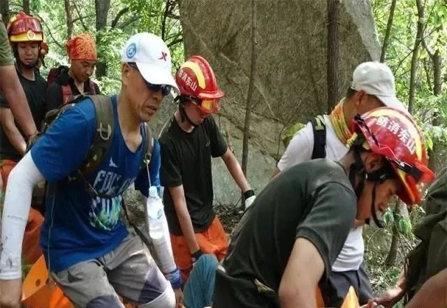 6月2日11时14分,蒙阴县蒙山云蒙峰峰顶一驴友骨折,被困山上,请求救援