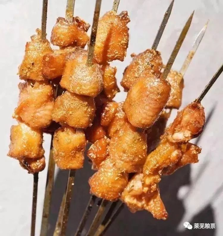 鸡拐骨是鸡的膝盖部位非常有韧劲儿腌渍很入味,外皮粘滑q弹滑爽,颇有