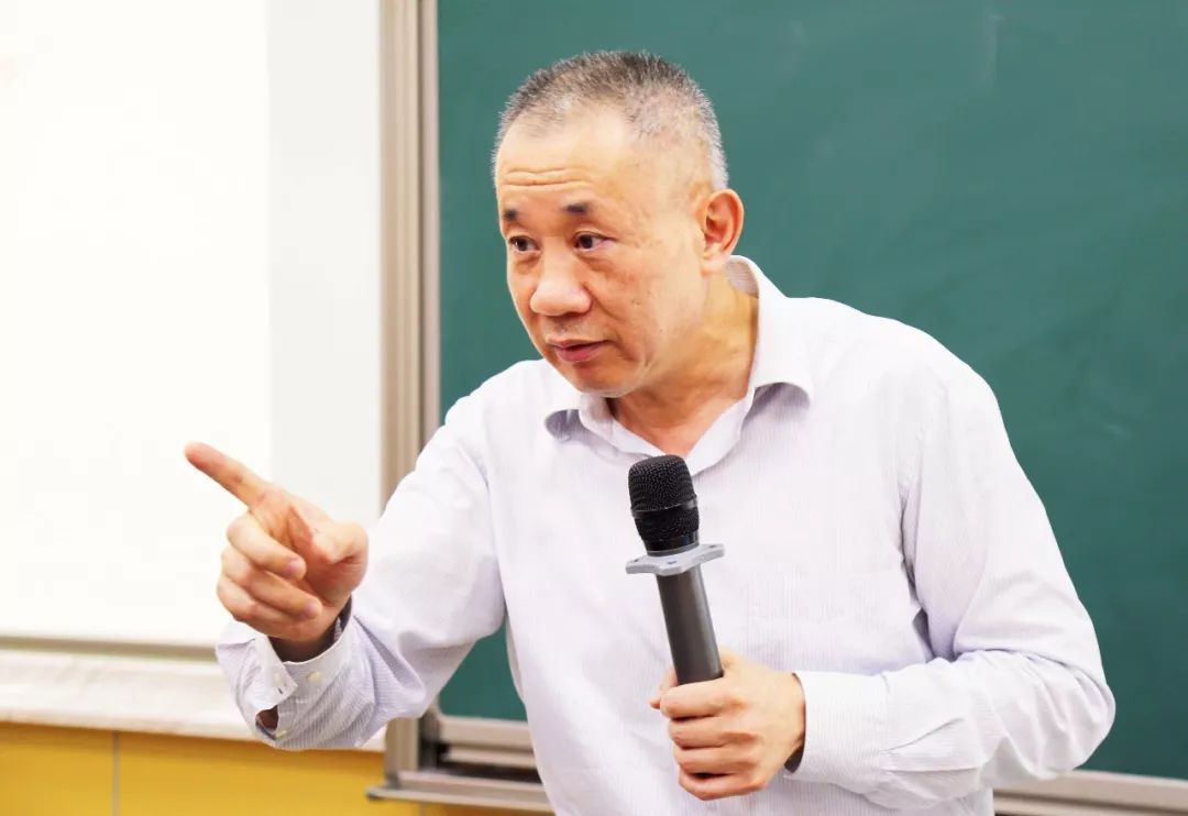 名师风采teacher"8月20日,当代教育名家任勇莅临火炬学校,为全体教师