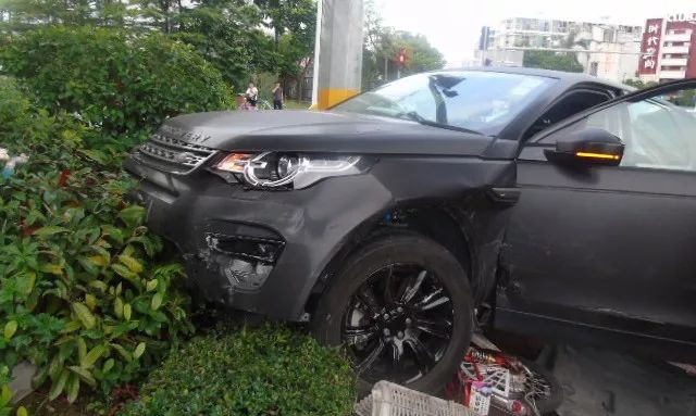 路虎拱北抢绿灯连撞两车两路人被卷车底视频曝光