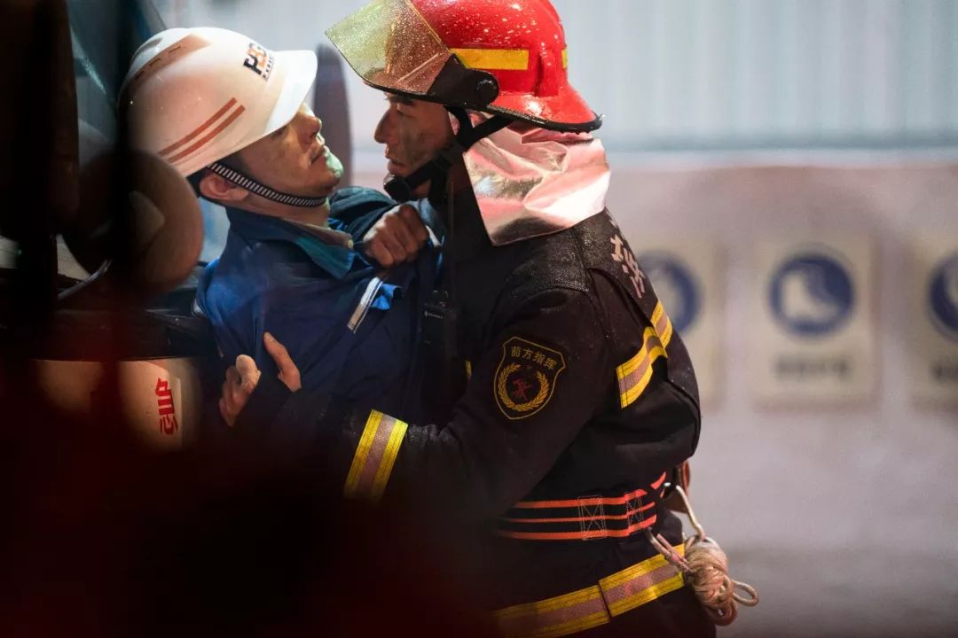 烈火英雄:只要我活着,我就会记住你!_魏雷