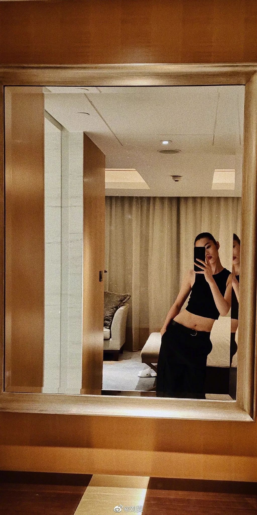 据说真人会比镜子里丑30%,所以这些明星才对镜自拍?