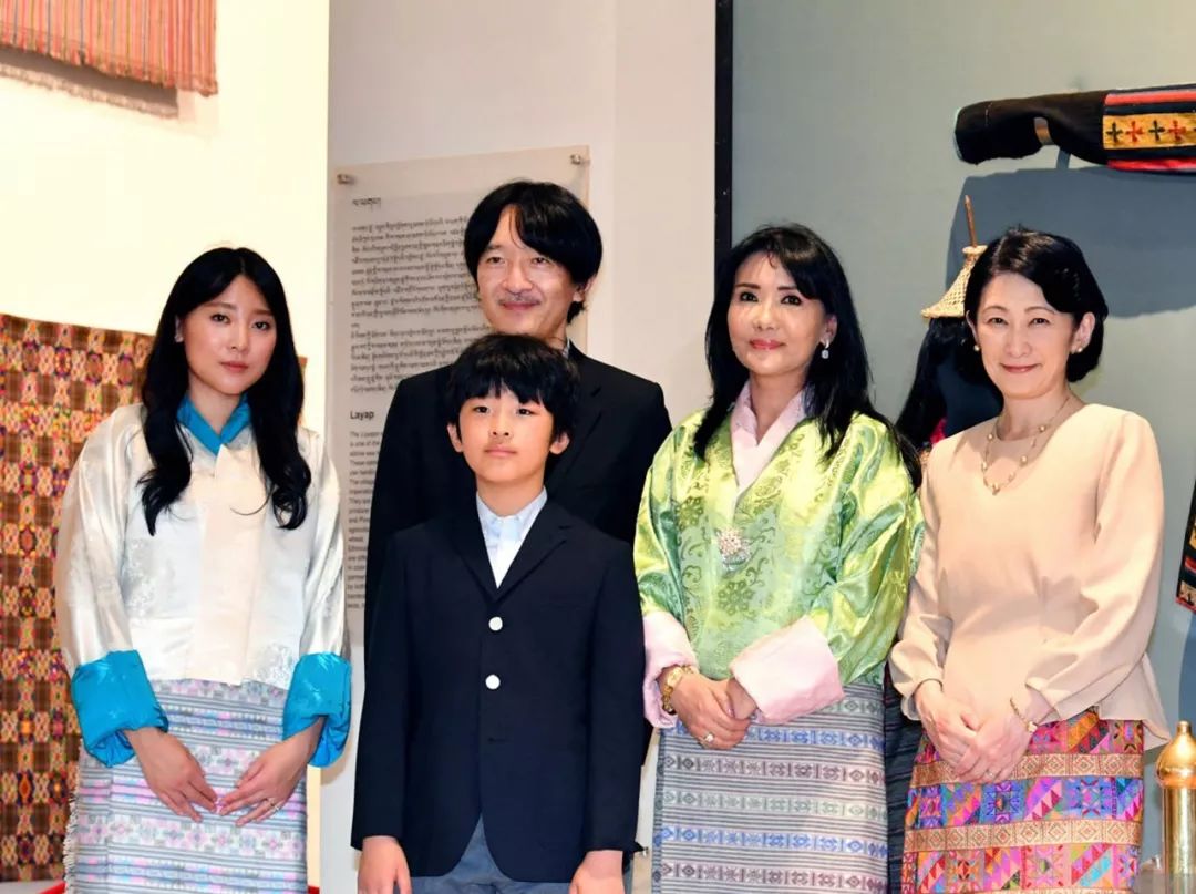 56岁不丹王母陪纪子妃游览,一头乌黑长发秀丽惊艳,看着真年轻