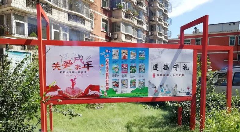 创城宣传街景展板43块,太阳能垃圾箱公益广告190块,不锈钢橱窗57个