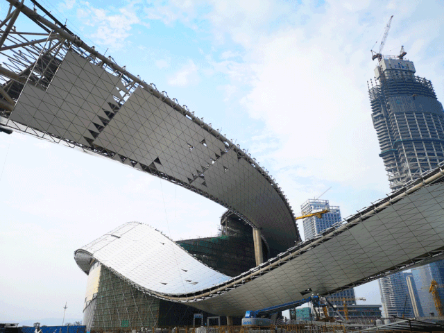 强边界等价设计的优化计算方法 实现了 钢飘带与两栋建筑间的"无缝