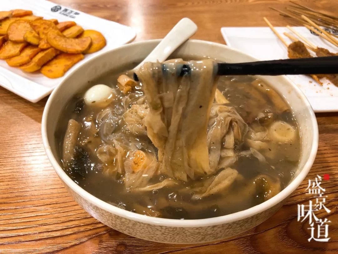 本溪各大学校门前的童年小吃从小吃到大的卤豆皮卤豆皮必须要吃本溪滴