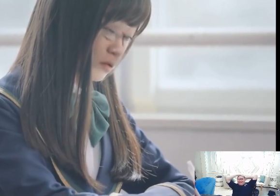 pdd为调动直播氛围当众观看自己ai换脸的视频随后画面让人沸腾