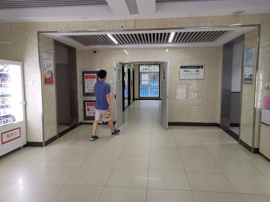 进门需要学生证或宿舍证每边有3个电梯分为东门和西门两栋楼结构相似