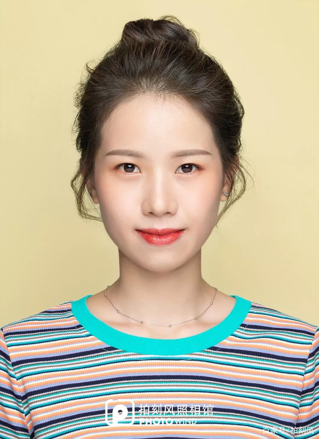 听说00后的证件照都非常夏天