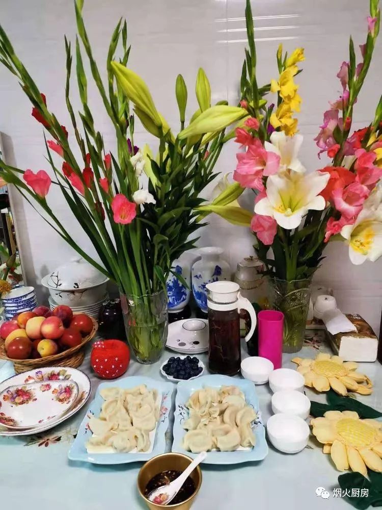 早上好95饺子今日早餐:西红柿鸡蛋面&椒盐发面饼&拌菜&水果周末愉快