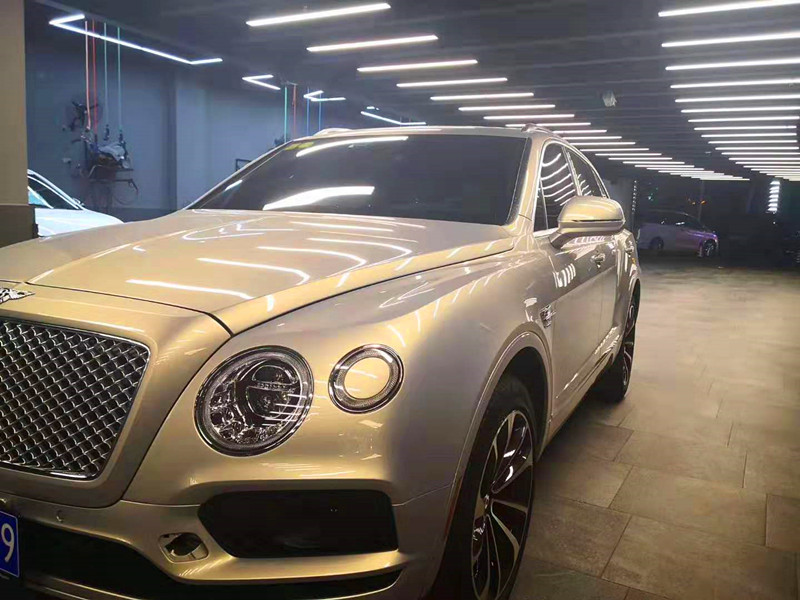 宾利添越改装德国mansory碳纤小包围搭配个性立标碳纤机盖