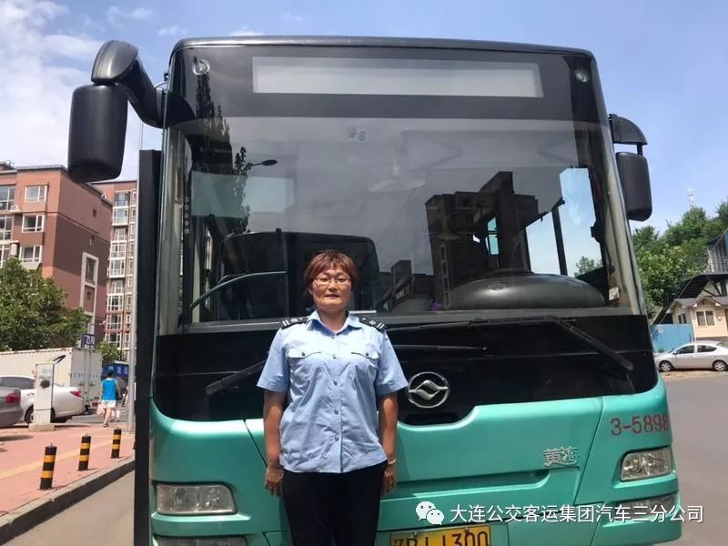 自1992年进入公交工作以来,她一直忙碌在10米车厢里,热情爽朗27年如一