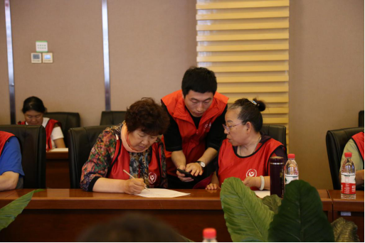 在中国,践行公益已成为企业与社会沟通的桥梁.