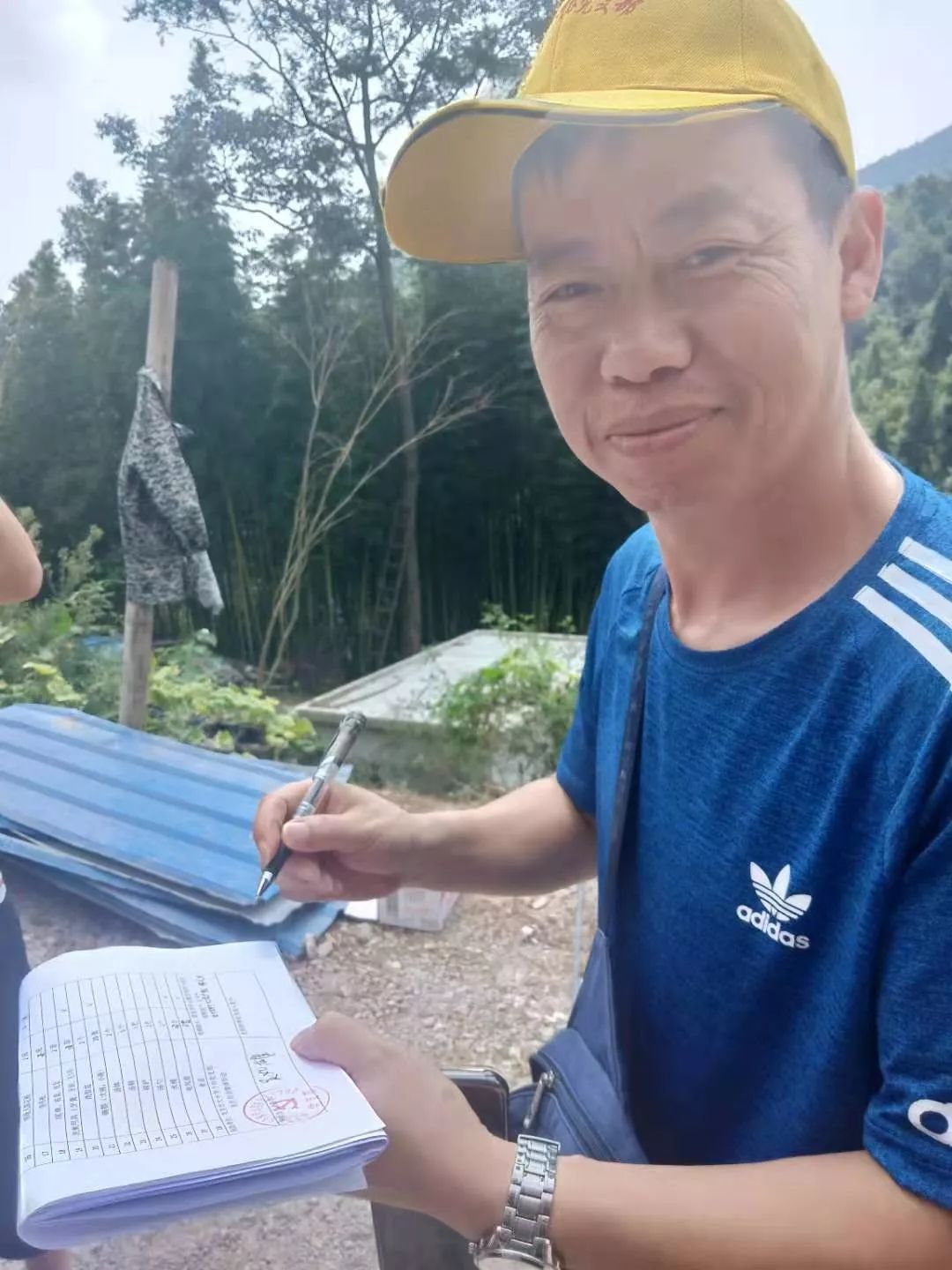 凯里市炉山镇甘坝村党支部书记刘州盛,黔东南州媒体界代表吴如雄,中共