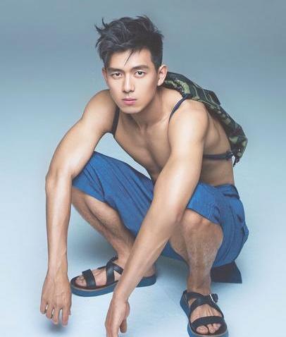 李现工作累到张嘴睡觉经纪人将照片给粉丝看粉丝要炸锅了