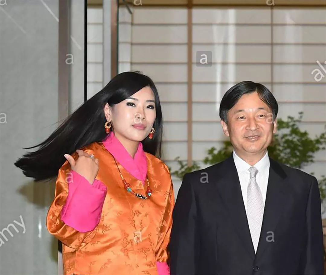 56岁不丹王母陪纪子妃游览一头乌黑长发秀丽惊艳看着真年轻