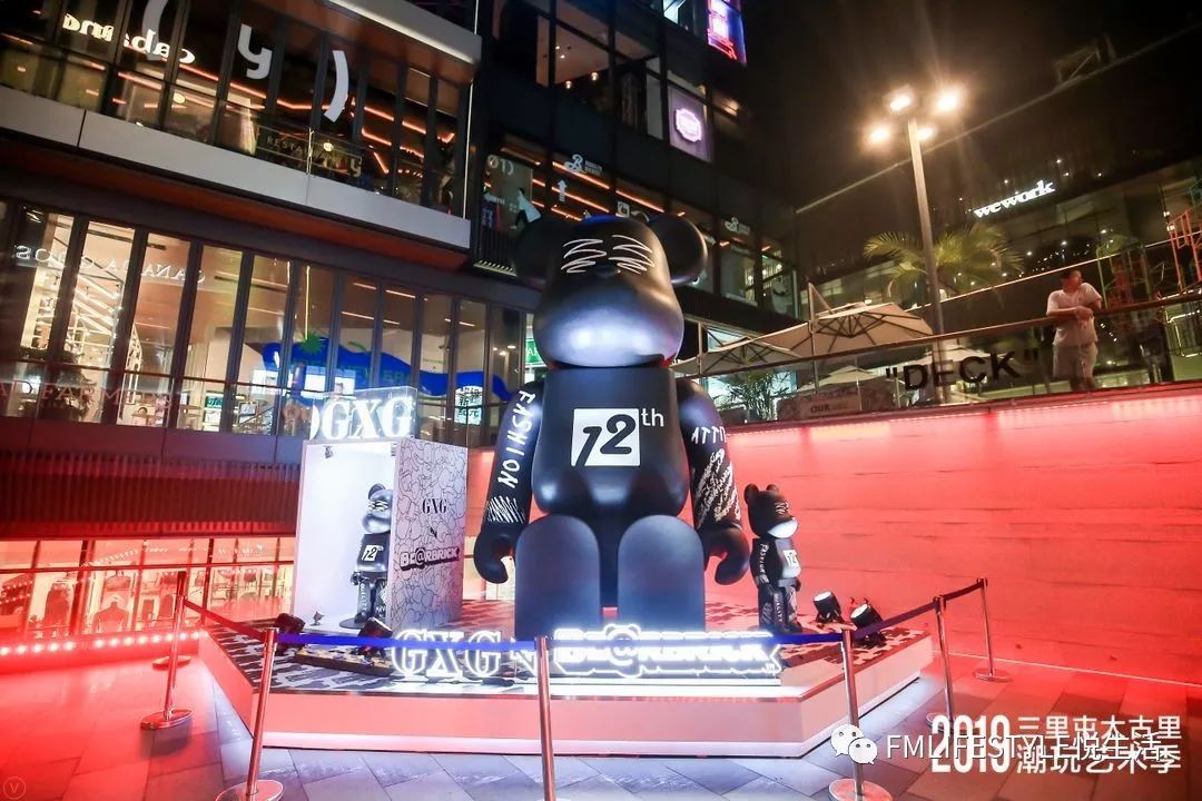 【艺术作品:巨型be@rbrick联名玩偶】作为北京的潮流地标,三里屯