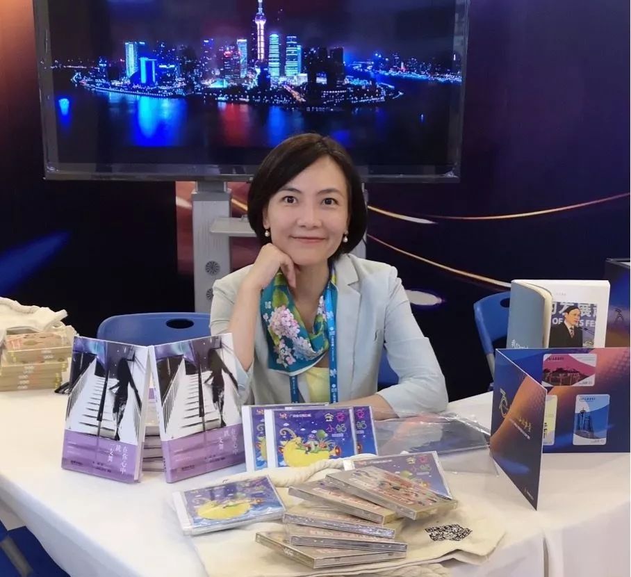 摊位上的书虽然不多,却足够别致,有"上海人民广播电台成立70周年"典藏