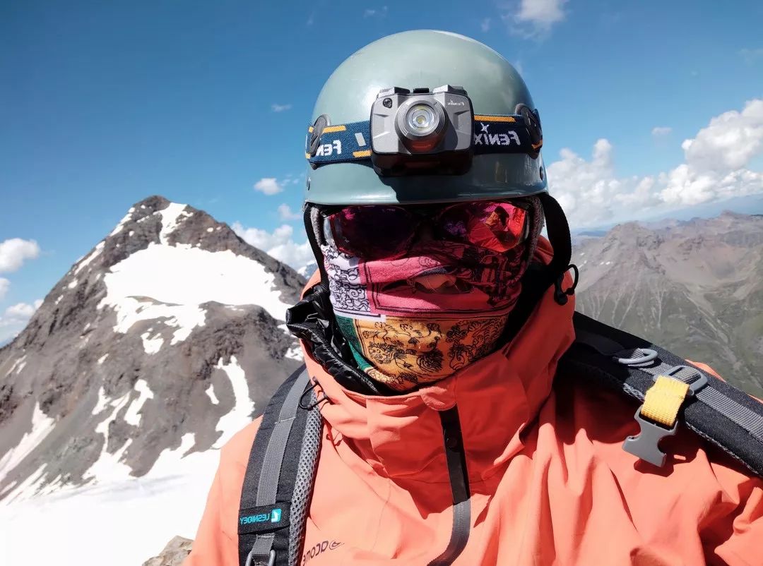 登顶自拍和登顶可乐一个都不能少中午11:20,五名成员成功登顶5205(左