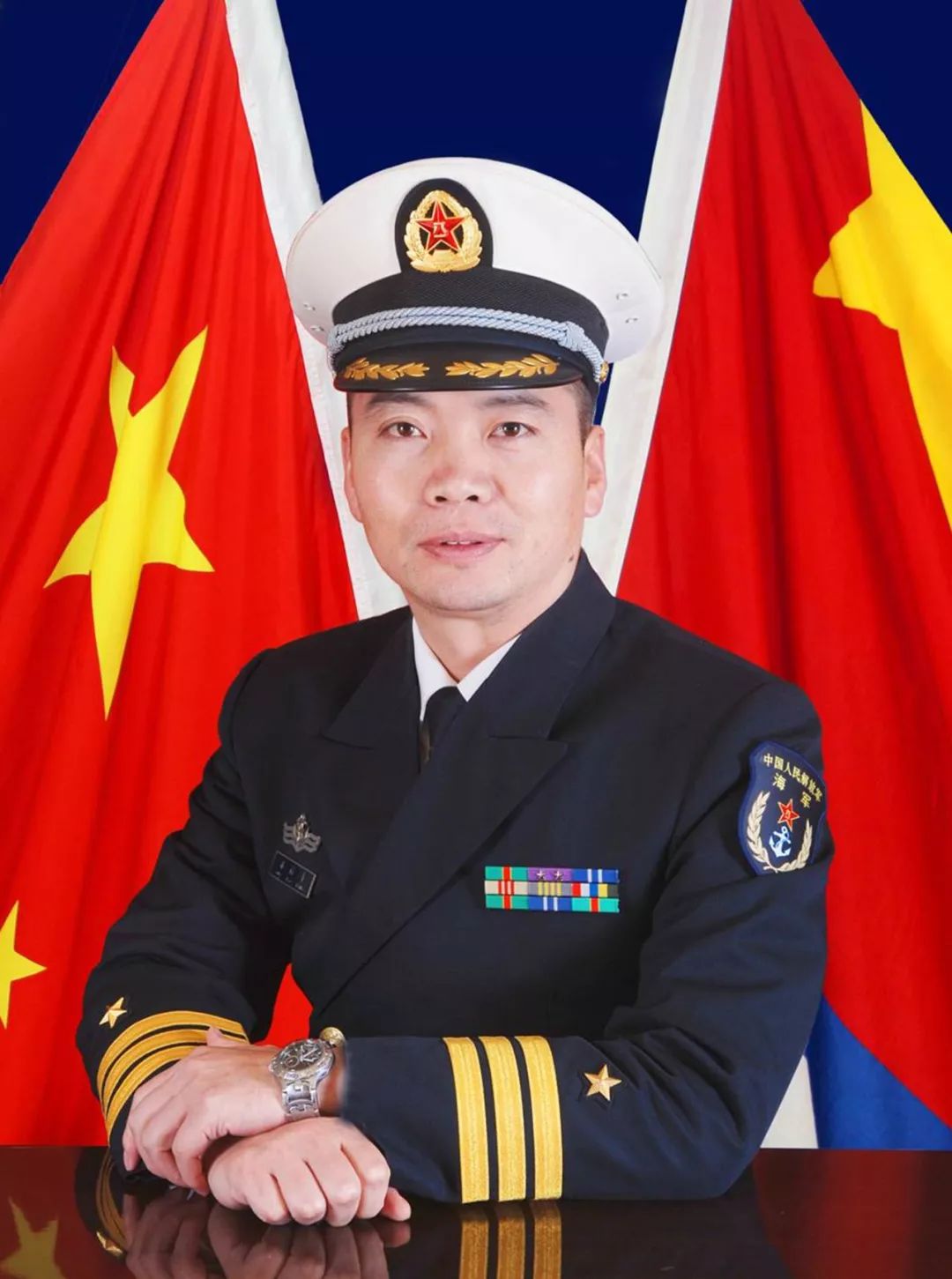 郭保丰,浙江诸暨人,今年40岁,中国海军和平方舟号医院船船长,先后随