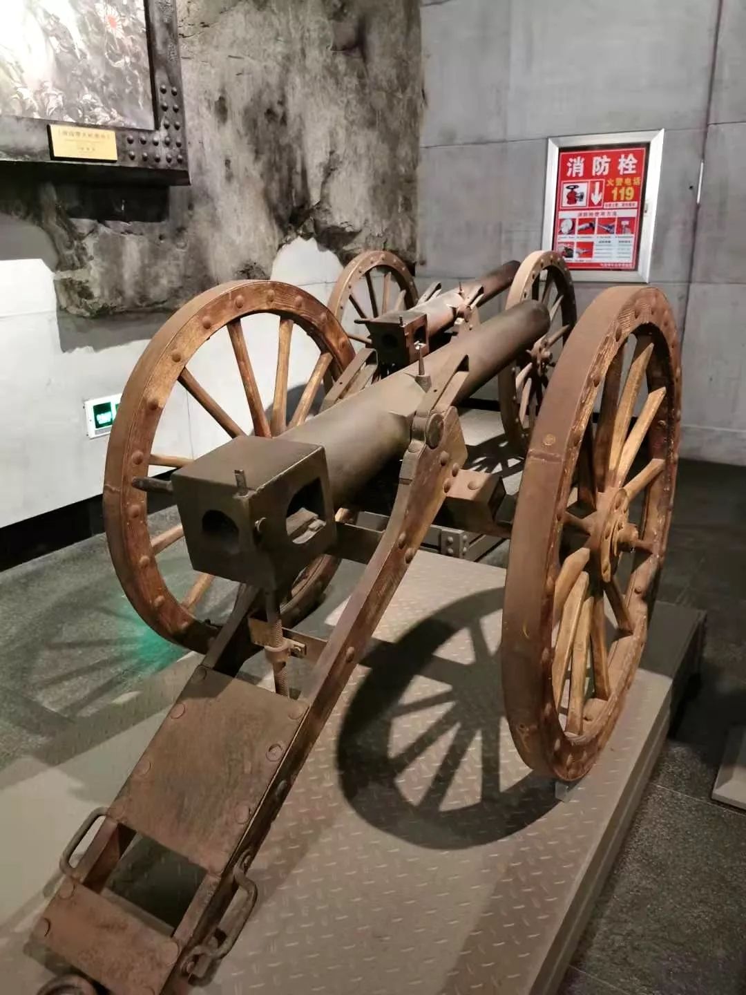 这门炮是当时中国陆军装备的克虏伯75mm后膛行营炮,由德国生产,炮长