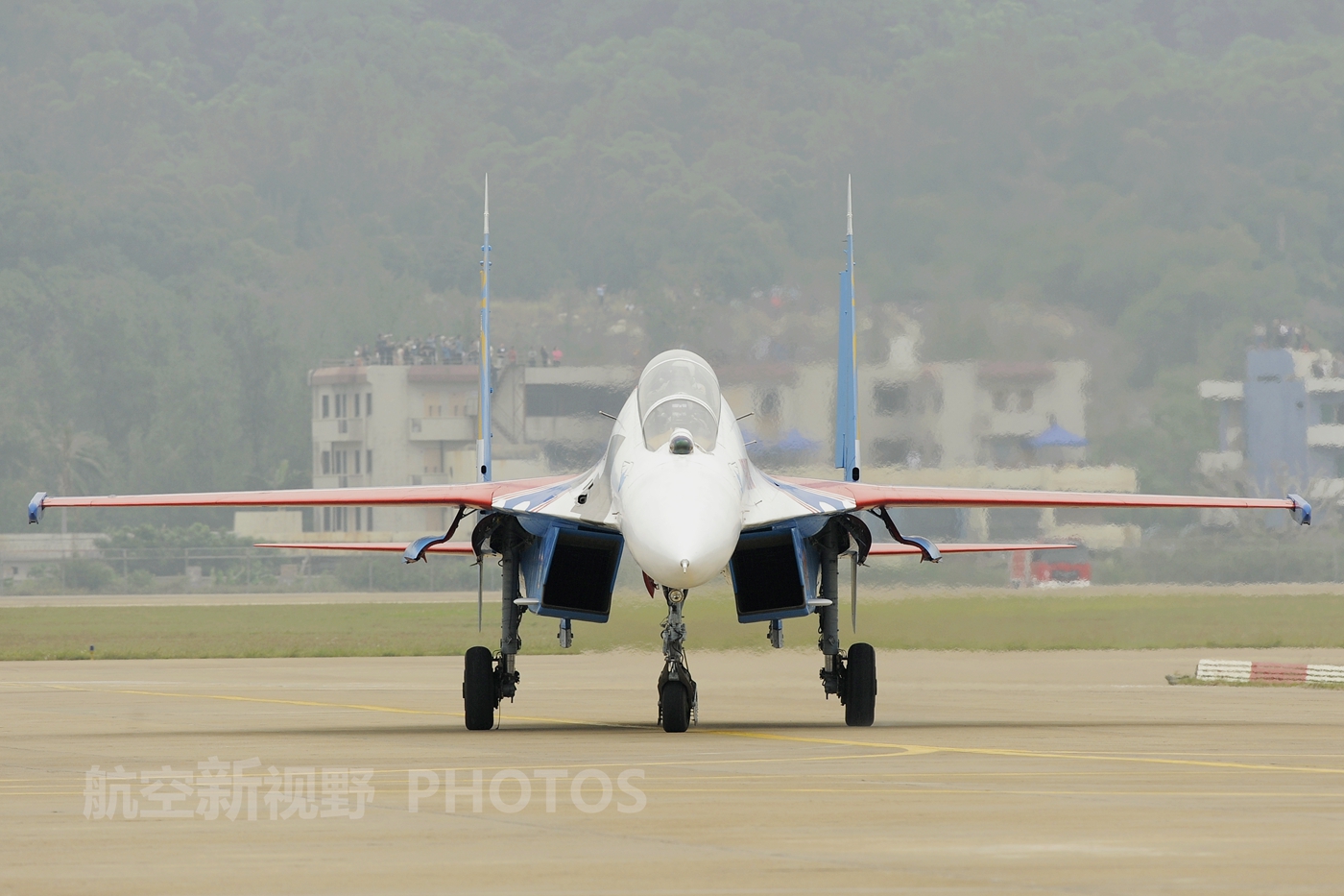 1/ 12 苏-27战斗机对于国人并不陌生,上世纪90年代初,中国空军确定