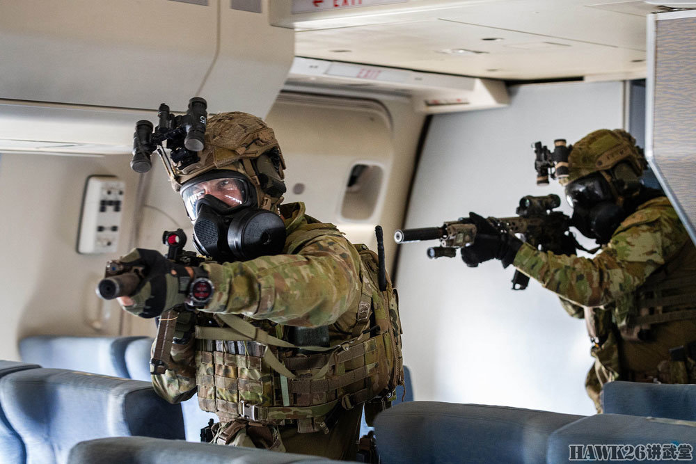反劫机演习,士兵佩戴防毒面具模拟释放催泪瓦斯的作战环境
