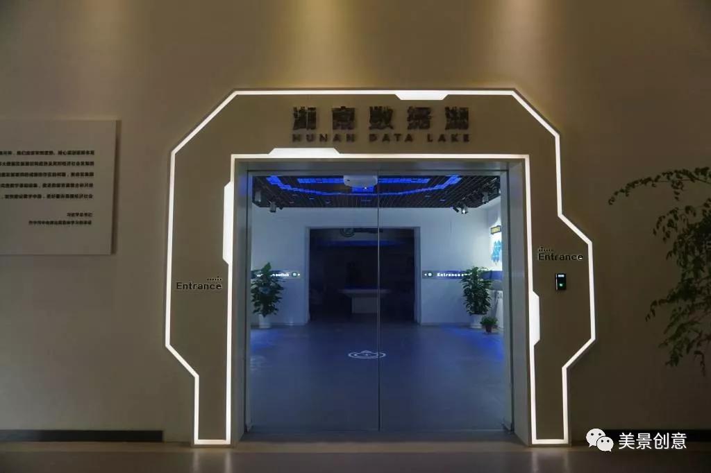 打开科技之门进入展厅,也寓意数据湖展厅的科技之旅正式开启