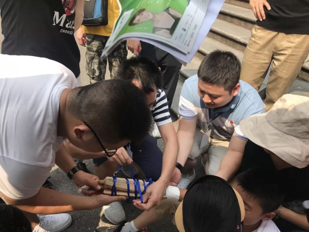 正能量67致敬新时代共青团干部你们乐于助人的样子真好看