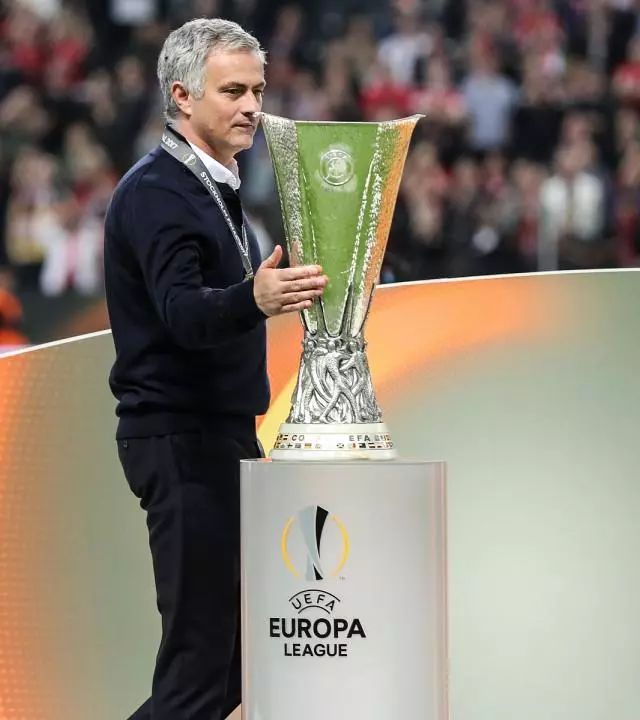 穆里尼奥14亿拿了24冠瓜迪奥拉11亿26冠相比之下佩工挺尴尬的