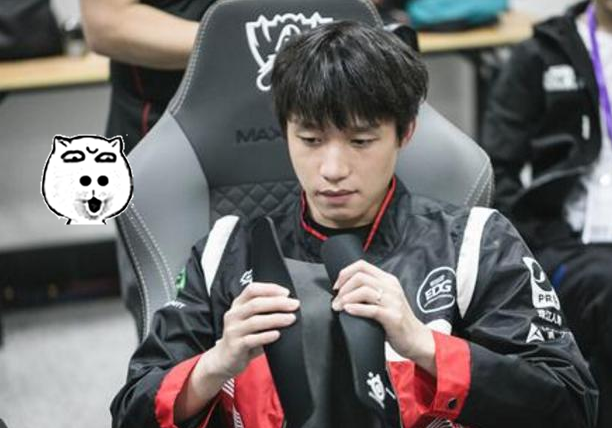 最近,这个厂长的女友也是发了一组自拍照,照片中的她穿着粉色的泳衣