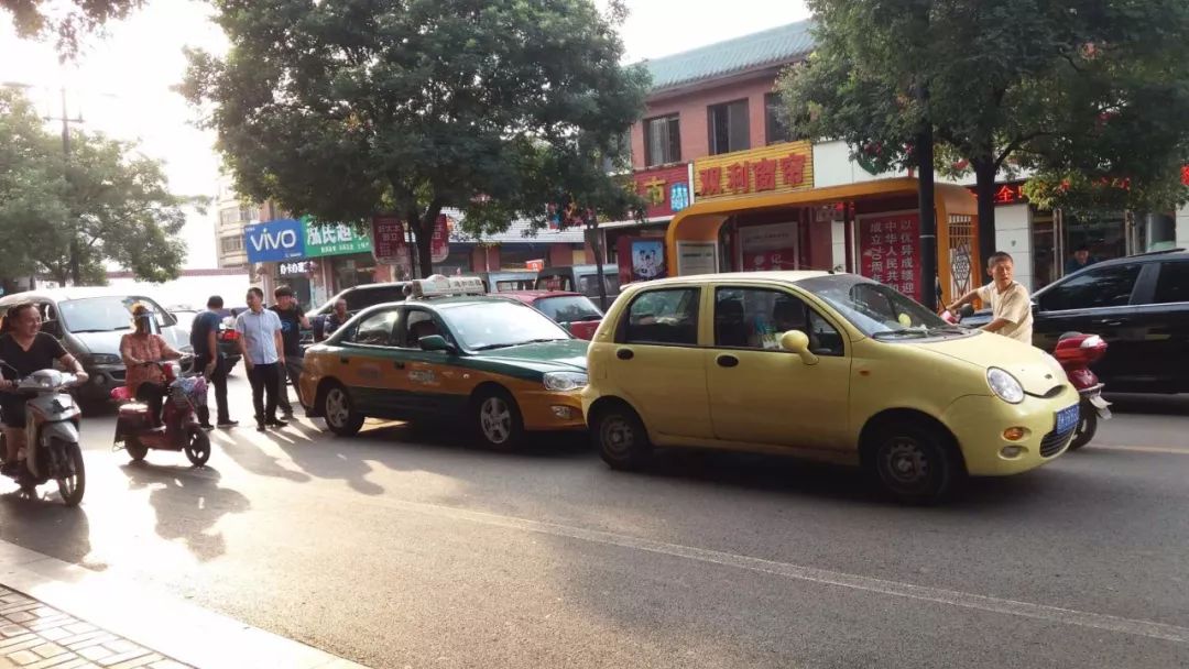 晉中發生一起三車連環追尾車禍…出租車,你能慢點嗎!